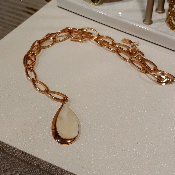 Rose gold link necklace with mother of pearl drop accent. - Picture 2 of 4